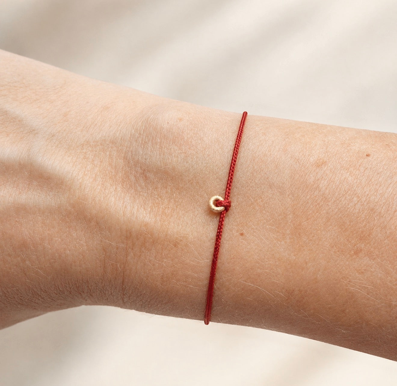 Bracelet Le Voeu Fil rouge et or jaune.
